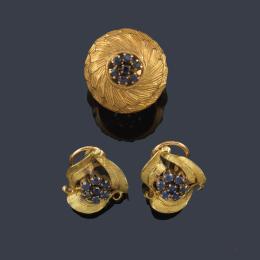 Lote 2399: Pendientes cortos y anillo con diseño de rosetón y centro de zafiros en montura de oro amarillo mate y brillo de 18K.