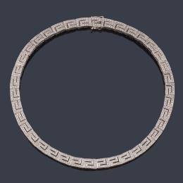 Lote 2414: Collar con eslabones articulado en forma de greca con brillantes de aprox. 6,84 ct en total.