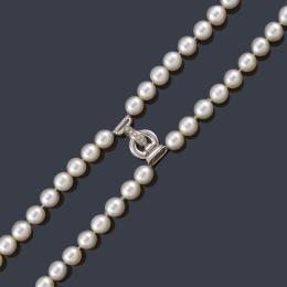 Lote 2419: Collar largo con dos hilos de perlas Australianas de aprox. 9,80 - 11,60 mm con cierre en oro blanco de 18K y diamantes.