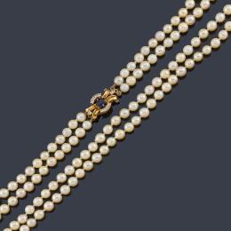 Lote 2435: Collar con dos hilos de perlas con broche realizado en oro amarillo de 18K, brillantes y un zafiro talla oval.