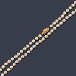 Lote 2436: Collar con un hilo de perlas y broche en forma ojival realizado en oro amarillo mate de 18K y perlita central.