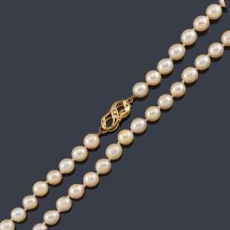 Lote 2437: Collar con un hilo de perlas de aprox. 8,81-8,85 mm con un broche con diseño de 'infinito' realizado en oro amarillo de 18K y tres brillantes.