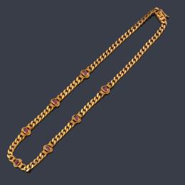 Lote 2444: Collar con eslabones barbados en oro amarillo de 18K y símil de rubíes talla oval.