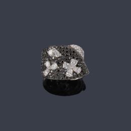 Lote 2481: Anillo ancho con pavé de diamantes negros de aprox. 2,70 ct y brillantes incoloros de 1,05 ct en total.