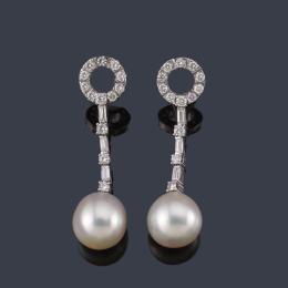 Lote 2497: Pendientes largos con pareja de perlas australianas de aprox. 12,84 mm y 12,43 mm con diamantes talla brillante y baguette de aprox. 2,00 ct en total.