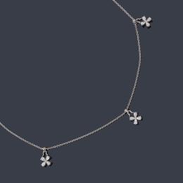 Lote 2508: Collar con tres motivos florales con diamantes talla perilla de aprox. 0,80 ct en total.