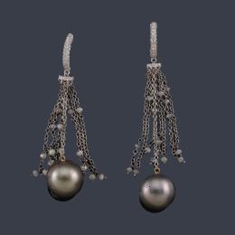 Lote 2514
Pendientes largos con pareja de perlas de Tahití de aprox. 12,02 mm y 12,11 mm con cuerpo superior de brillantes de aprox. 3,37 ct en total.