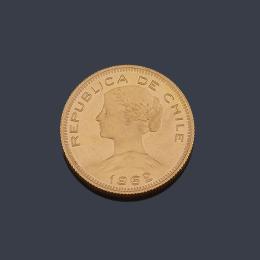 Lote 2590: 100 Pesos República de Chile en oro de 22 K.