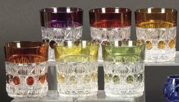 Lote 1000: Juego de seis vasos bajos de cristal de Bohemia tallado esmaltados en distintos colores.