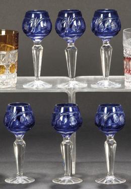 Lote 1001: Seis vasos licor de cristal de Bohemia azul cobalto
