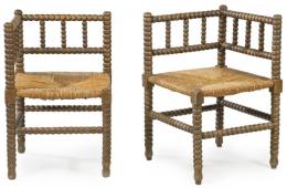 Lote 1033: Pareja de butacas de hall Bobbin arts and crafts en esquina en madera de haya torneada con asiento de enea.
Inglaterra, principios S. XX
