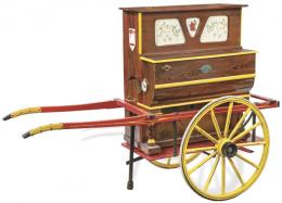 Lote 1057: Organillo con carro y otro cilindro musical extra en su caja de madera