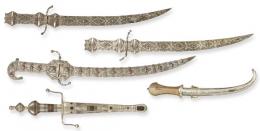 Lote 1093: Cinco espadas islámicas en metal plateado S. XX.