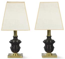 Lote 1102: Pareja de lámparas de mesa de metal dorado y esmaltado en negro