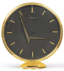 Lote 1104: Reloj de sobremesa de Jaeger LeCoultre, de forma esférica negra, con estructura de latón. Con caja y garantía de la época.