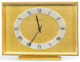 Lote 1106: Reloj de sobremesa Jaeger-LeColtre de forma rectangular en latón, con numeración arabiga en pletina elíptica de acero. Maquinaria de 8 días de cuerda. Años 70