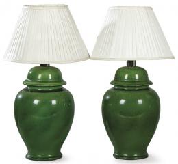 Lote 1107: Pareja de lámparas de mesa en cerámica en forma de tibor esmaltado en verde menta.