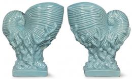 Lote 1113: Pareja de floreros en forma de nautilus sobre coral en cerámica esmaltada en azul celeste.
Italia, S. XX