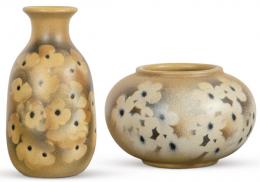 Lote 1118: Dos jarrones de cerámica con decoración pintada de flores de Serra.
Firmado y fechado en 1980 en la base
