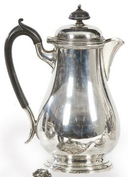 Lote 1121: Cafetera periforme de plata inglesa punzonada Ley Sterling de Elkington & Co. Birmingham 1933.