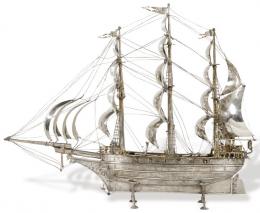 Lote 1130: Barco velero de tres mástiles de plata española punzonada 1ª Ley.