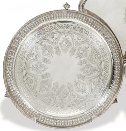 Lote 1144: Salvilla victoriana de plata inglesa punzonada Ley Sterling de Sibray, Hall & Co. Londres 1884.