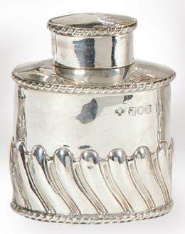 Lote 1157: Bote de te de plata inglesa punzonada, Ley Sterilng de Horace Woodward & Co Ltd, Londres 1898.