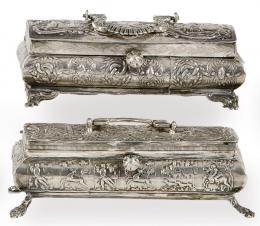 Lote 1159: Dos cajas holandesas de plata punzonada Ley 833 S. XIX.
Con escenas agrícolas repujadas y cinceladas.