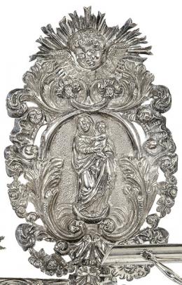 Lote 1162: Benditera de plata española sin punzonar representando a La Virgen con el Niño.
