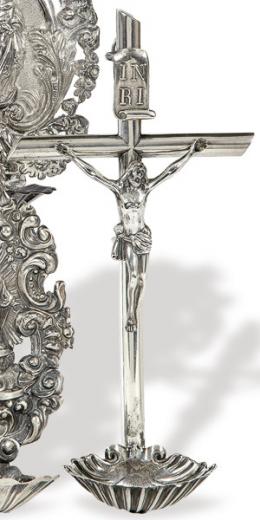 Lote 1164: Cristo Crucificado con pila de agua bendita en plata española sin punzonar S. XIX.
