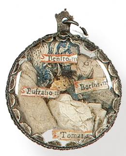 Lote 1173: Relicario circular de plata con restos oseos de cuatro santos, España S. XVII.