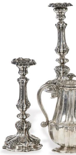 Lote 1189: Pareja de candeleros de plata punzonada Ley 900.
Con decoración floral cincelada.