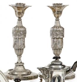 Lote 1192: Pareja de candeleros de plata española punzonada de la Real Fábrica de Platería de Martínez, Madrid Villa y Corte 1849.