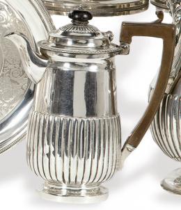 Lote 1193: Cafetera de plata inglesa punzonada Ley Sterling con marca de orfebre frusta, Londres 1841.