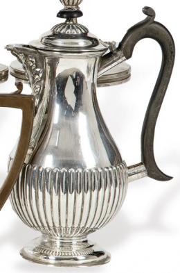 Lote 1194: Cafetera de plata inglesa punzonada Ley Sterling de William Hutton & Sons Ltd Sheffield 1911.