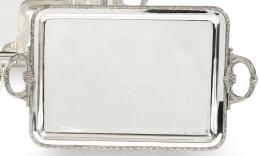 Lote 1201: Bandeja rectangular de dos asas de plata española punzonada Ley 916 de Dionísio García y marca comercial de M. Vidal pp. S.XX.