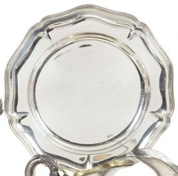 Lote 1208: Fuente circular de servir de plata española punzonada 1ª Ley de Montejo con marca comercial de Pérez Fernández.