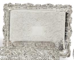 Lote 1211: Bandeja rectangular de plata española punzonada 1ª Ley.
Con alero cincleado con flores y asiento grabado con roleos.
