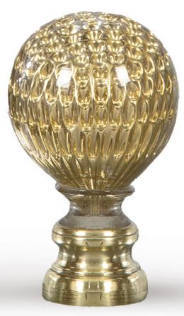 Lote 1235: Bola remate de escalera en cristal dorado y latón pp. S. XX.