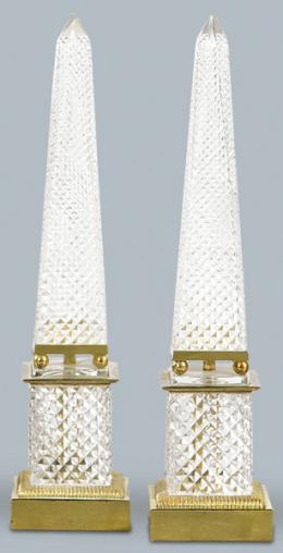 Lote 1239: Pareja de obeliscos de cristal de Baccarat tallado montados en bronce dorado mediados S. XX.