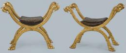 Lote 1243: Pareja de taburetes imperio en X siguiendo modelos clásicos, con cabezas y patas de león talladas y doradas, con asientos originales en cuero.
Italia, primer tercio S. XIX