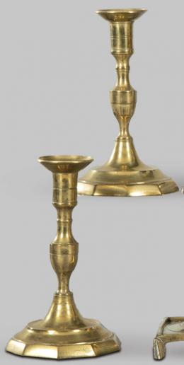 Lote 1266: Pareja de candeleros de bronce dorado, España S. XVII.