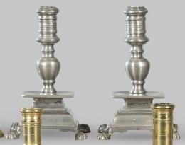 Lote 1267: Pareja de candeleros de estaño siguiendo modelos del S. XVII, S. XIX.