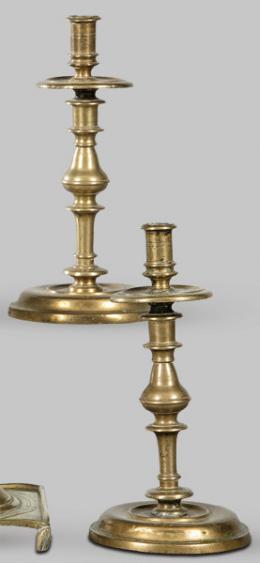 Lote 1268: Pareja de candeleros de bronce, España S. XVII.
