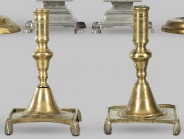 Lote 1269: Pareja de candeleros de bronce S. XVII.