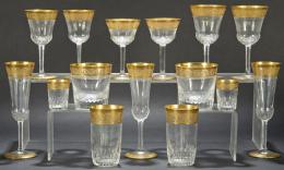 Lote 1277: Juego de distintos vasos de cristal de St. Louis modelo Thistle Gold con decoración en oro de 24 kilates.