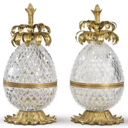 Lote 1285: Pareja de bomboneras de cristal de Baccarat tallado y bronce dorado, Francia h. 1950.