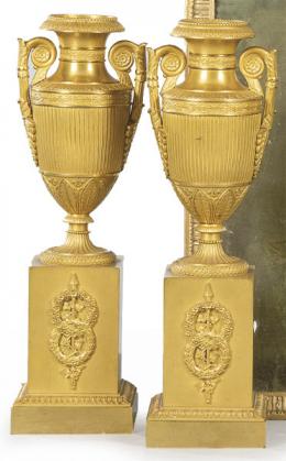 Lote 1290: Pareja de urnas con asas en bronce dorado, Napoleon III, Francia h. 1870.