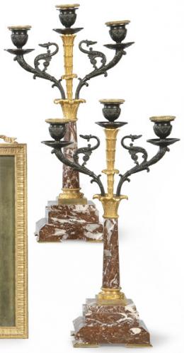Lote 1292: Pareja de candelabros Napoleon III de bronce dorado y pavonado y mármol jaspeado, Francia h. 1860.