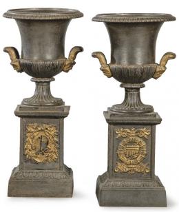 Lote 1331
Pareja de urnas de hierro colado con decoración dorada pp. S. XX.